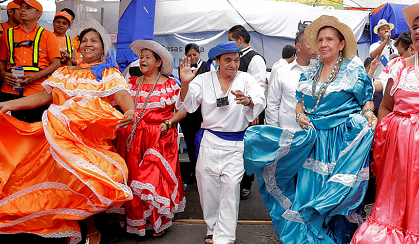 El Savador Traditional Attire